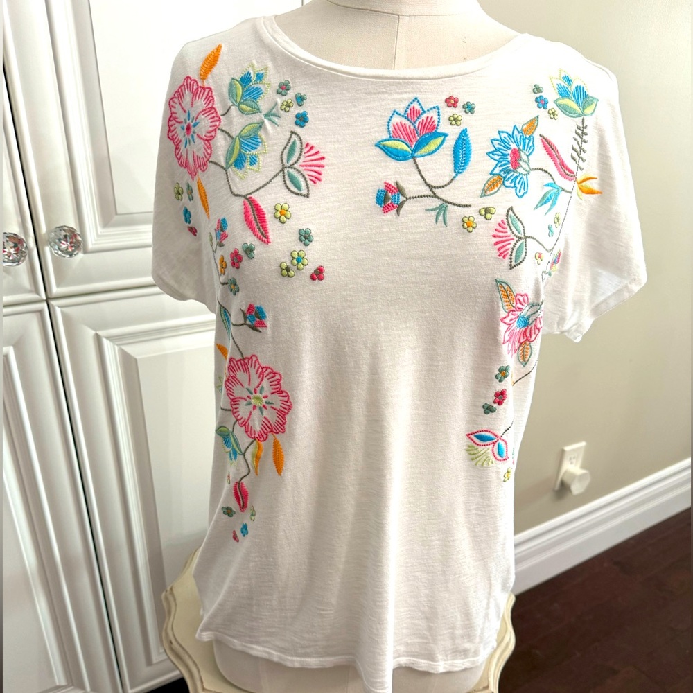 FDJ Women’s Sz Small White Short Sleeve Scoop Neck T-Shirt w/Embroidered Flowers